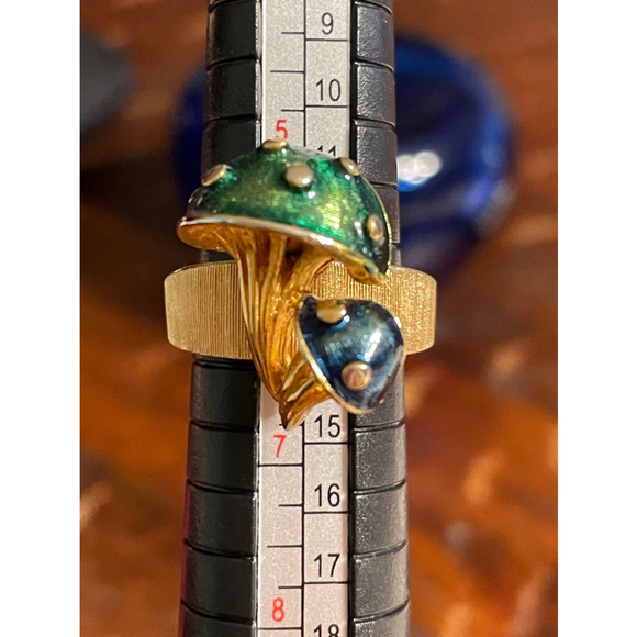 Vintage Mushroom pin/ring Size 6 with gold like material - Picture 1 of 7